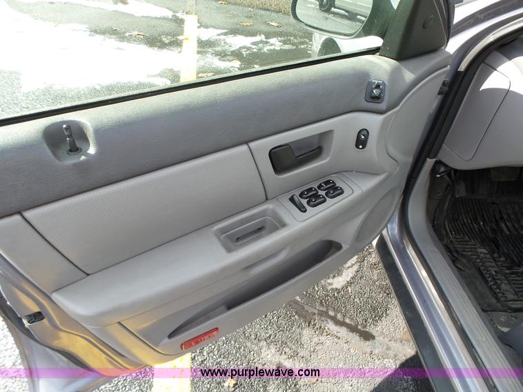 image for item L5540 2006 Ford Taurus SE