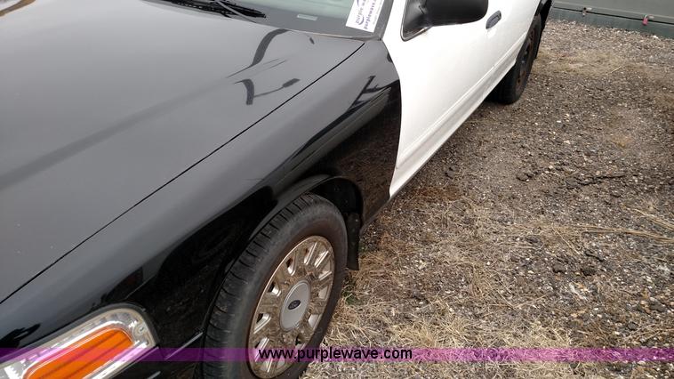 image for item L6115 2005 Ford Crown Victoria Police Interceptor