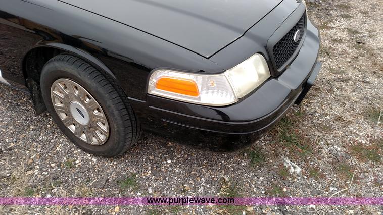 image for item L6115 2005 Ford Crown Victoria Police Interceptor