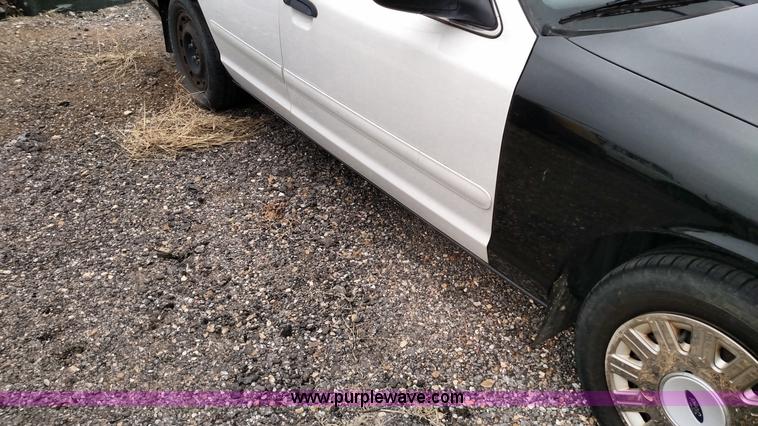 image for item L6115 2005 Ford Crown Victoria Police Interceptor