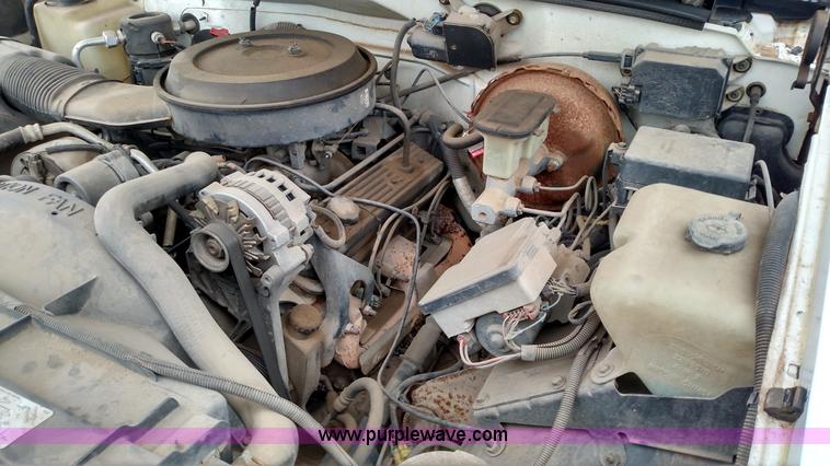 image for item L6116 1995 Chevrolet 2500 flatbed pickup truck