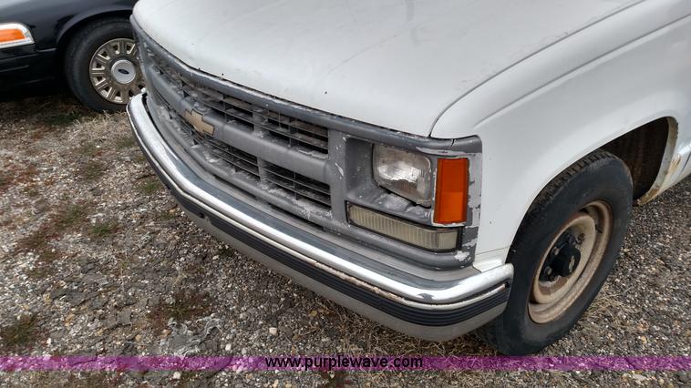 image for item L6116 1995 Chevrolet 2500 flatbed pickup truck