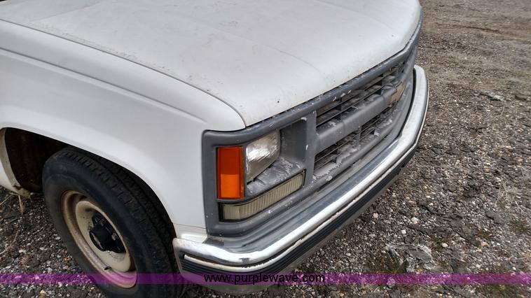 image for item L6116 1995 Chevrolet 2500 flatbed pickup truck