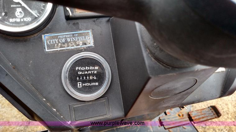 image for item L6118 Case 585 tractor