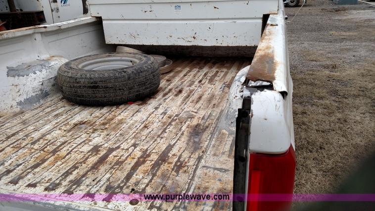 image for item L6124 1996 Ford F250 XL HD pickup truck