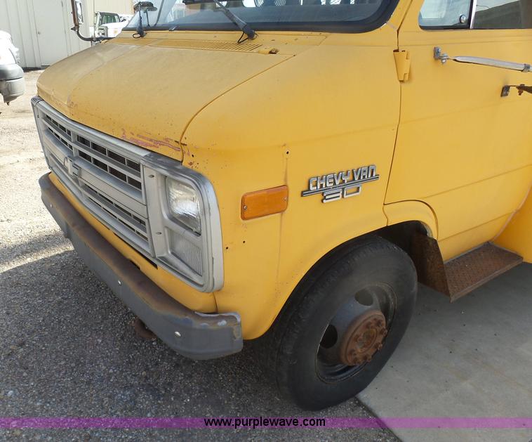 image for item L6211 1990 Chevrolet G30 bus