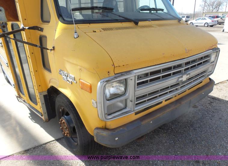 image for item L6211 1990 Chevrolet G30 bus