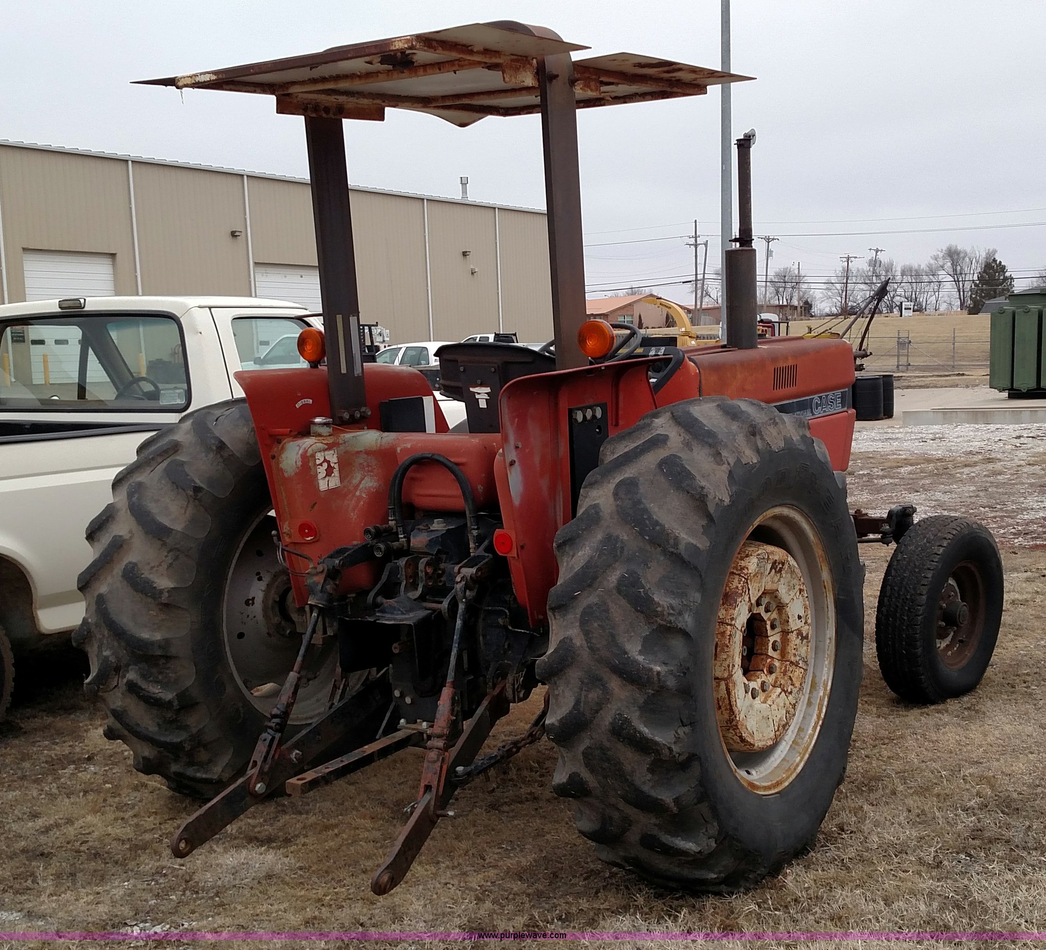 Case 585 tractor in Winfield, KS Item L6118 sold Purple Wave