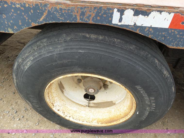 image for item J6753 1981 Vulcan drop deck trailer