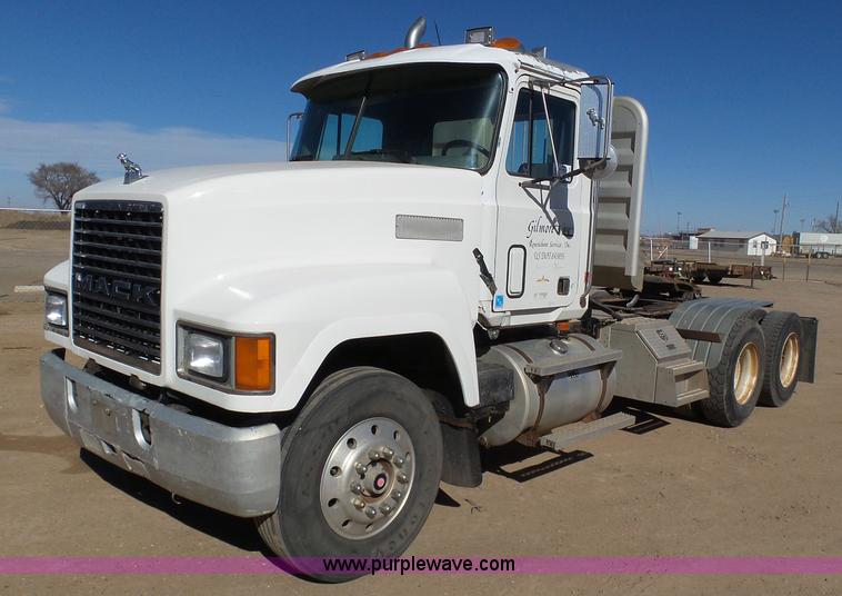 image for item J6756 1993 Mack CH613 semi truck