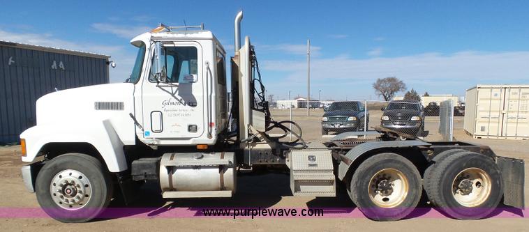 image for item J6756 1993 Mack CH613 semi truck