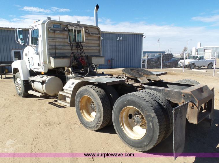 image for item J6756 1993 Mack CH613 semi truck