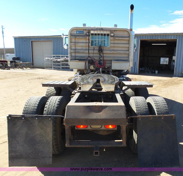 image for item J6756 1993 Mack CH613 semi truck