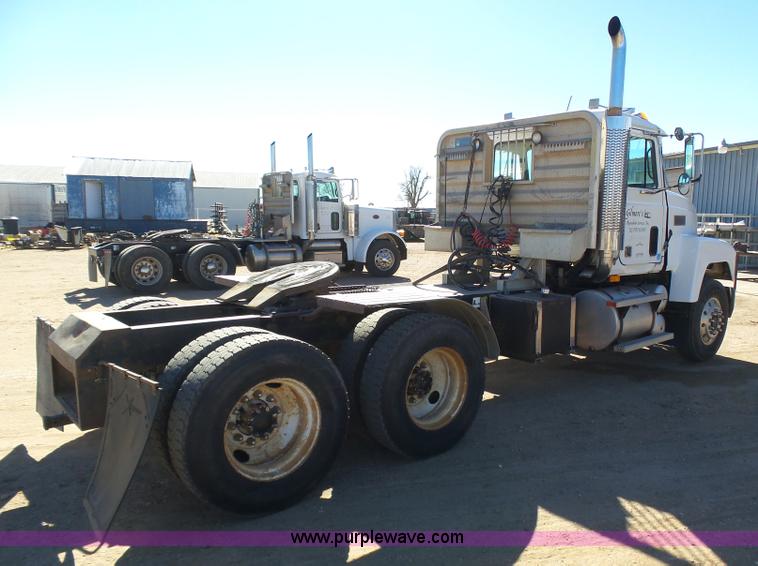 image for item J6756 1993 Mack CH613 semi truck