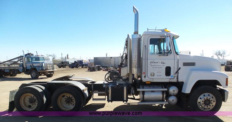 image for item J6756 1993 Mack CH613 semi truck