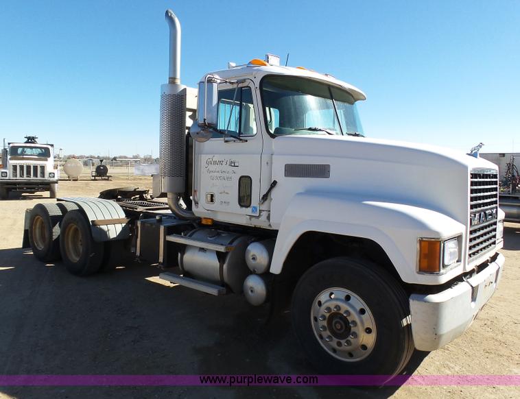 image for item J6756 1993 Mack CH613 semi truck