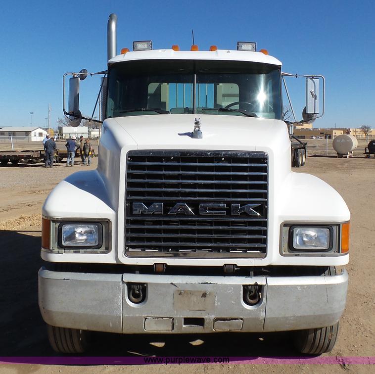 image for item J6756 1993 Mack CH613 semi truck