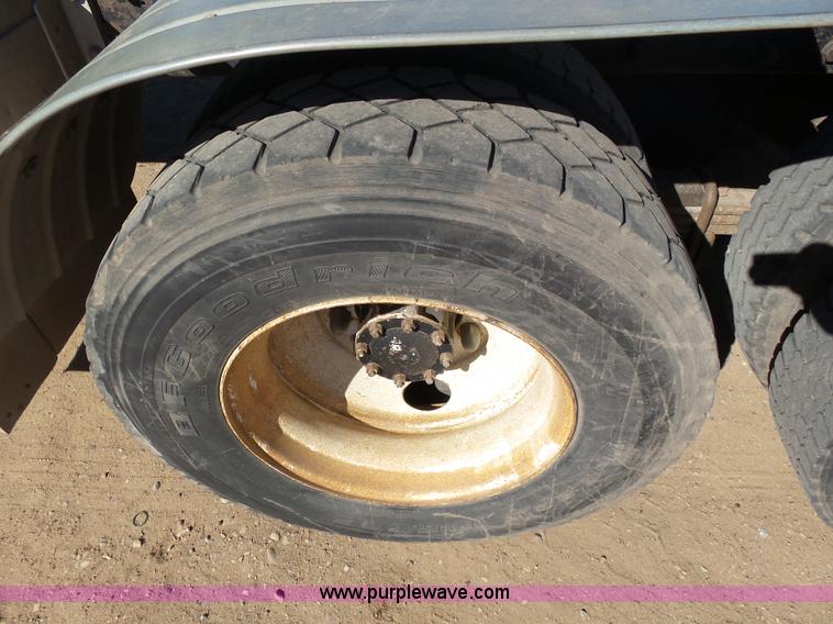 image for item J6756 1993 Mack CH613 semi truck