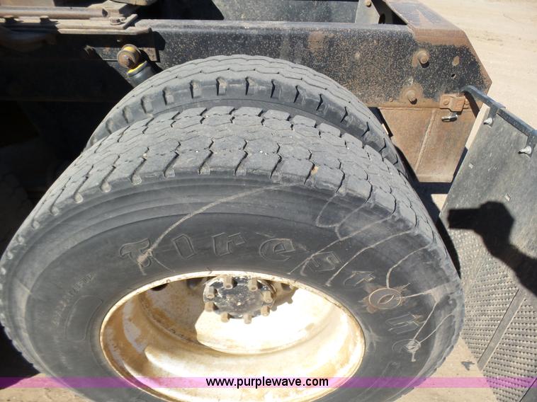 image for item J6756 1993 Mack CH613 semi truck