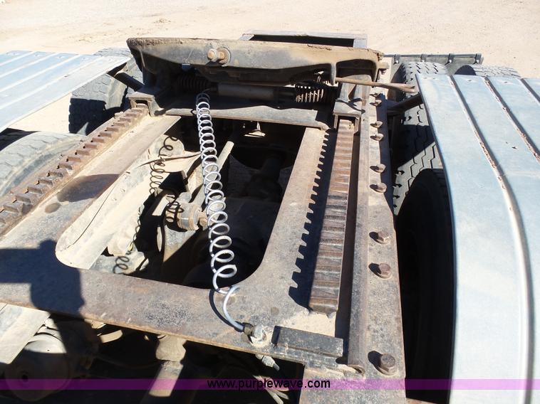 image for item J6756 1993 Mack CH613 semi truck