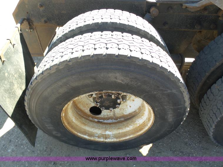 image for item J6756 1993 Mack CH613 semi truck