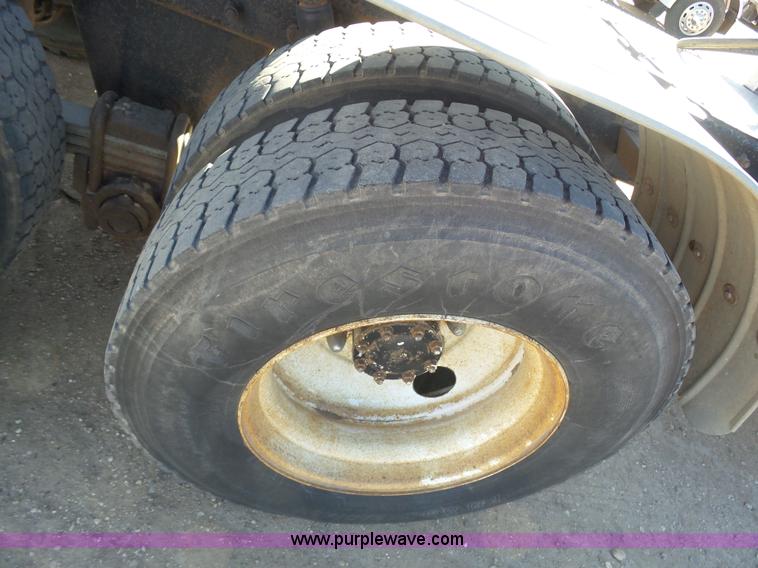 image for item J6756 1993 Mack CH613 semi truck