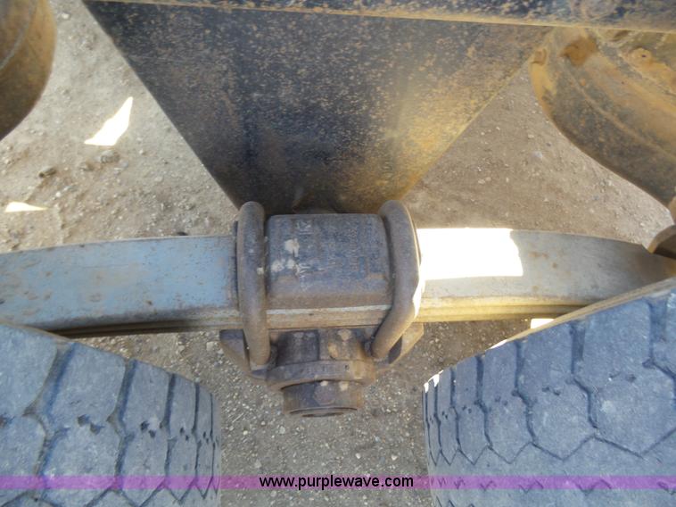 image for item J6756 1993 Mack CH613 semi truck