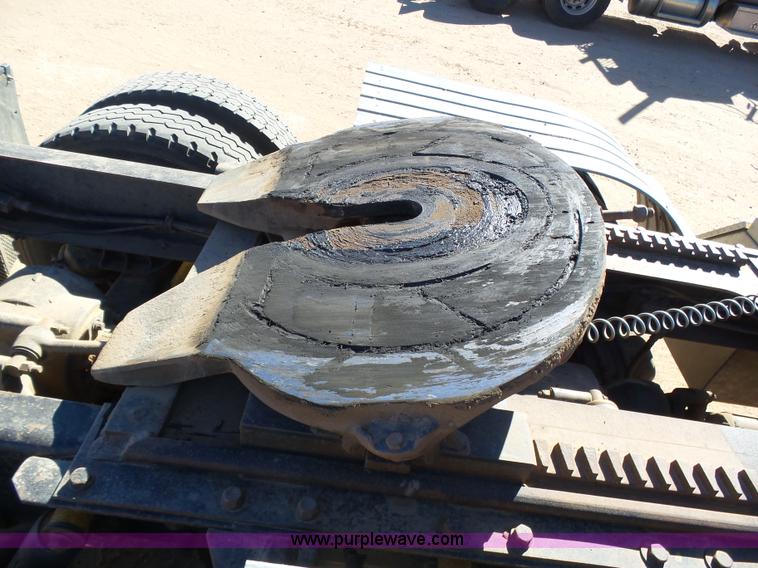 image for item J6756 1993 Mack CH613 semi truck