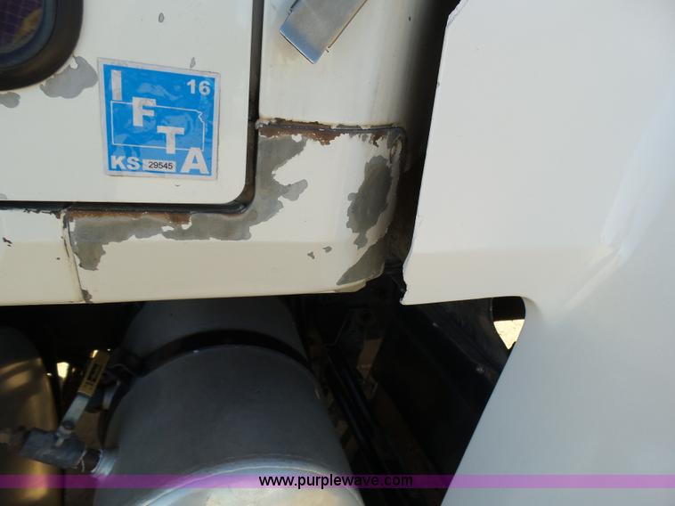 image for item J6756 1993 Mack CH613 semi truck