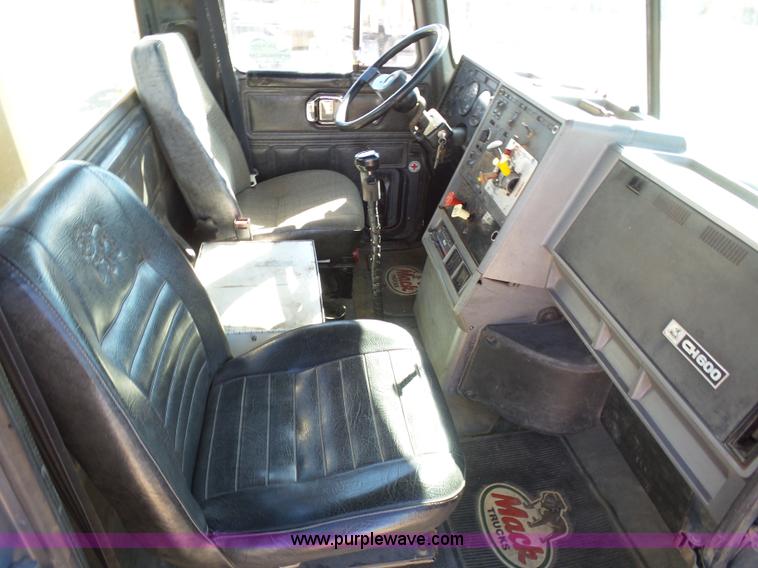 image for item J6756 1993 Mack CH613 semi truck