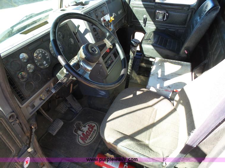 image for item J6756 1993 Mack CH613 semi truck