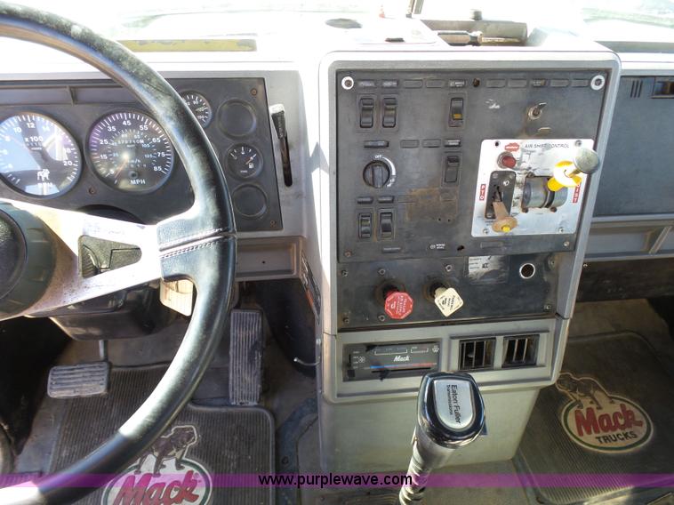 image for item J6756 1993 Mack CH613 semi truck