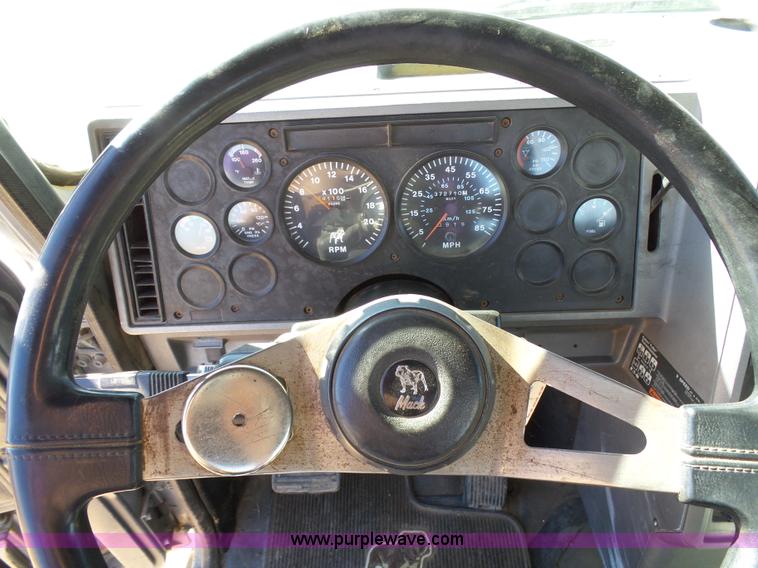 image for item J6756 1993 Mack CH613 semi truck