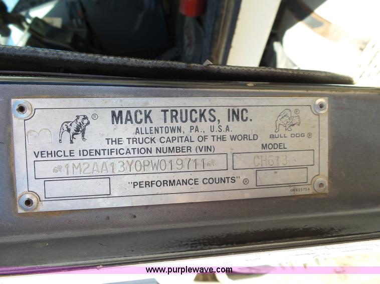 image for item J6756 1993 Mack CH613 semi truck