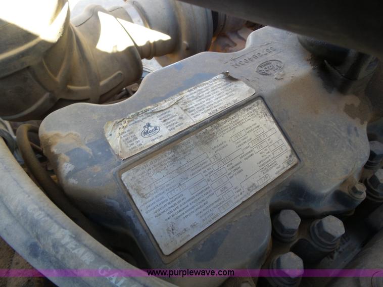 image for item J6756 1993 Mack CH613 semi truck