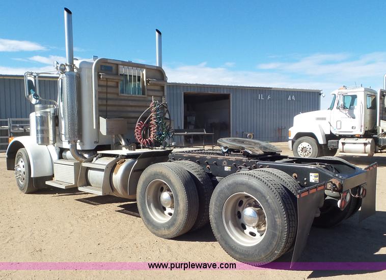 image for item J6758 2006 Peterbilt 379 semi truck