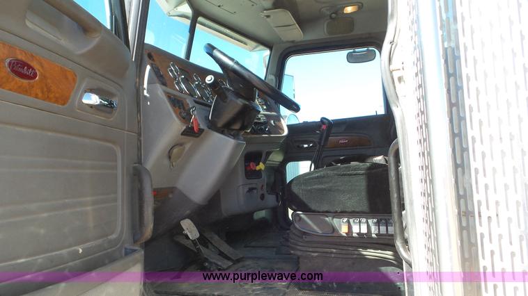 image for item J6758 2006 Peterbilt 379 semi truck