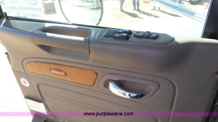 image for item J6758 2006 Peterbilt 379 semi truck