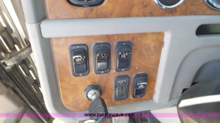 image for item J6758 2006 Peterbilt 379 semi truck