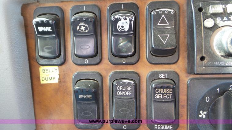 image for item J6758 2006 Peterbilt 379 semi truck