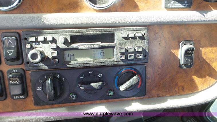 image for item J6758 2006 Peterbilt 379 semi truck