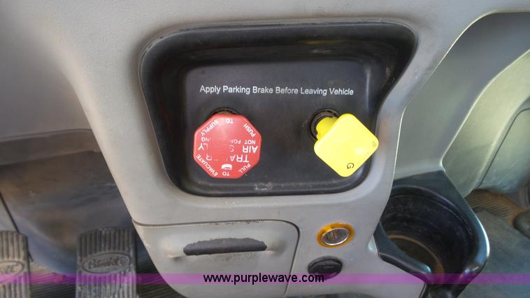 image for item J6758 2006 Peterbilt 379 semi truck