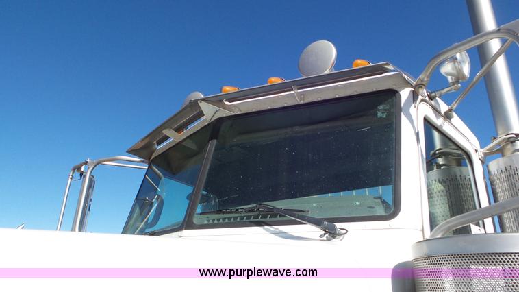 image for item J6758 2006 Peterbilt 379 semi truck