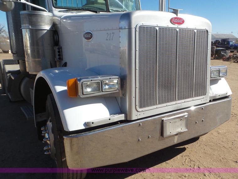 image for item J6758 2006 Peterbilt 379 semi truck