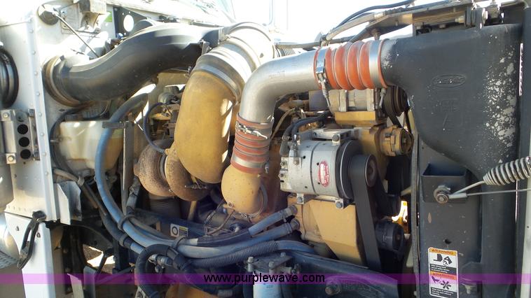 image for item J6758 2006 Peterbilt 379 semi truck