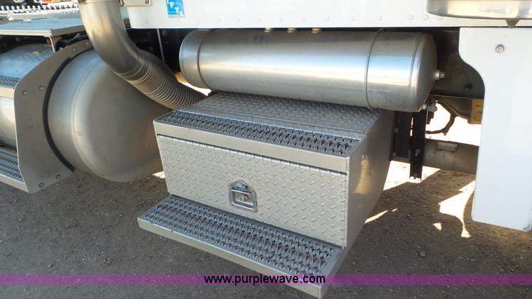 image for item J6758 2006 Peterbilt 379 semi truck