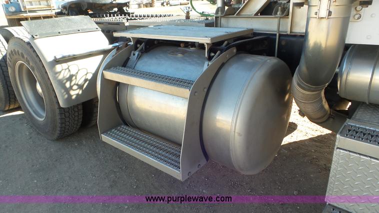 image for item J6758 2006 Peterbilt 379 semi truck