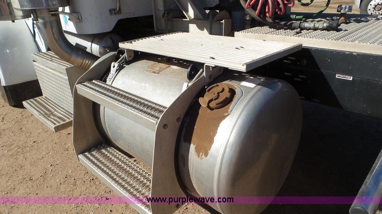 image for item J6758 2006 Peterbilt 379 semi truck