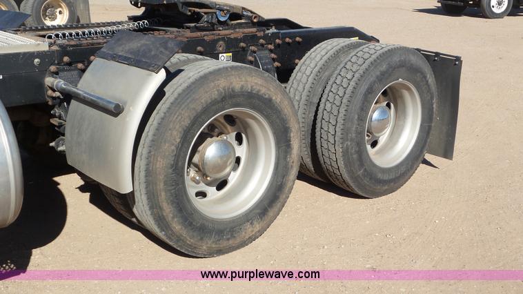 image for item J6758 2006 Peterbilt 379 semi truck