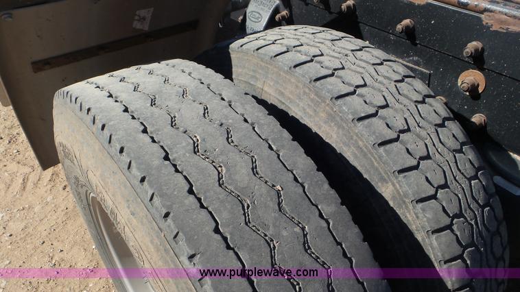 image for item J6758 2006 Peterbilt 379 semi truck